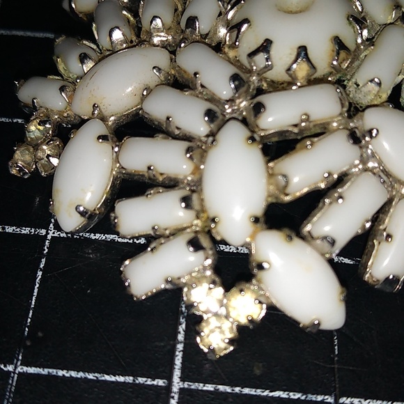 Vintage Continental Brooch White Milk Glass Stones & Rhinestones, Gold T… - Picture 6 of 7